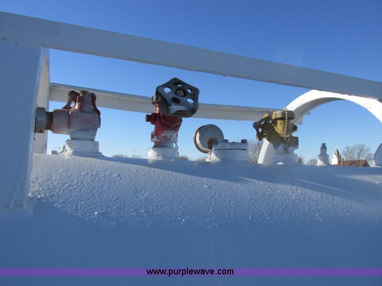 image for item I8791 Anhydrous ammonia nurse tank