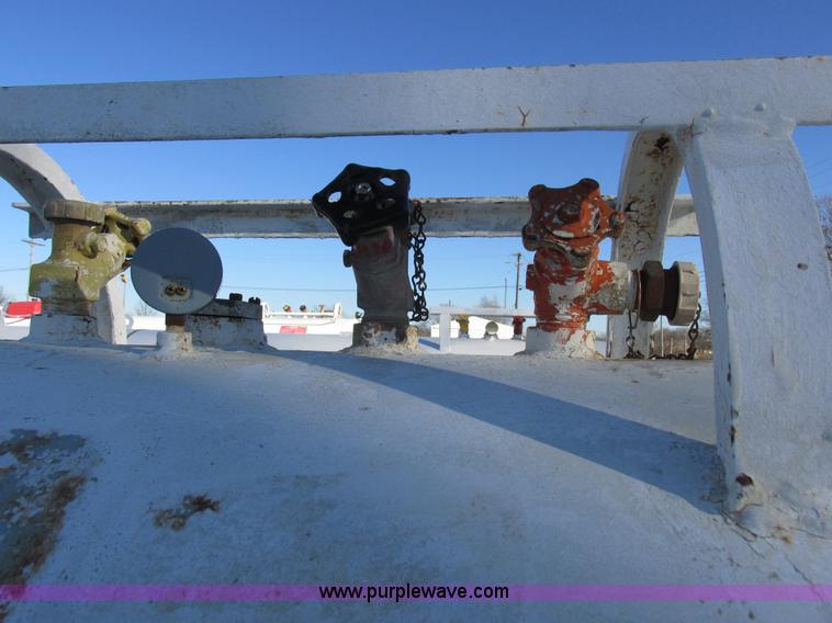 image for item I8792 Anhydrous ammonia nurse tank