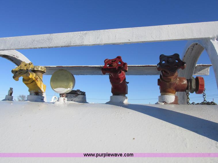 image for item I8793 Anhydrous ammonia nurse tank