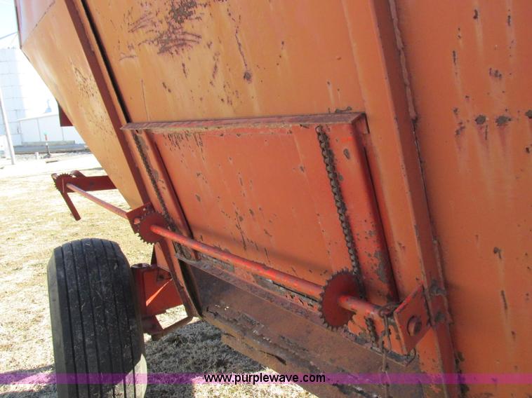 image for item I8798 Gravity flow wagon