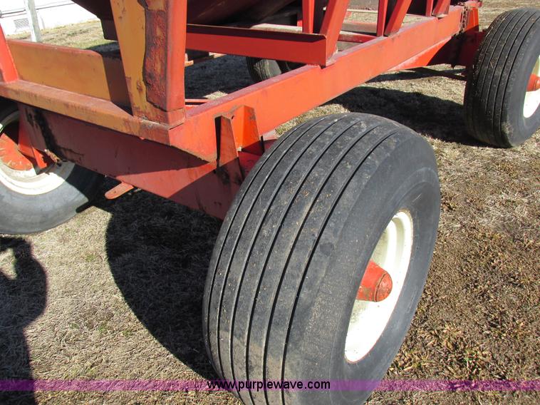 image for item I8798 Gravity flow wagon