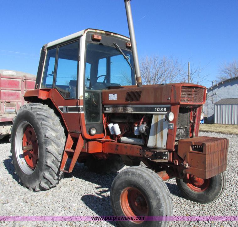 image for item I8802 1977 International 1086 tractor