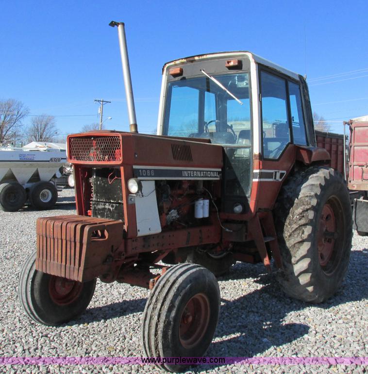 image for item I8802 1977 International 1086 tractor