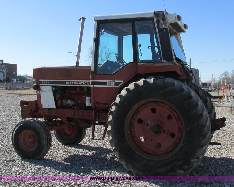 image for item I8802 1977 International 1086 tractor