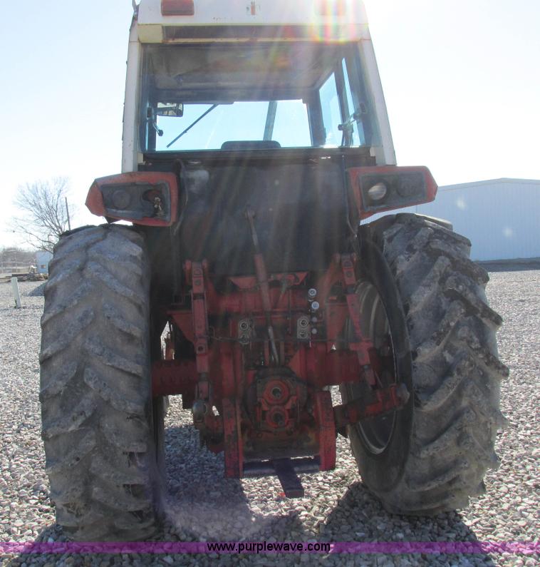 image for item I8802 1977 International 1086 tractor