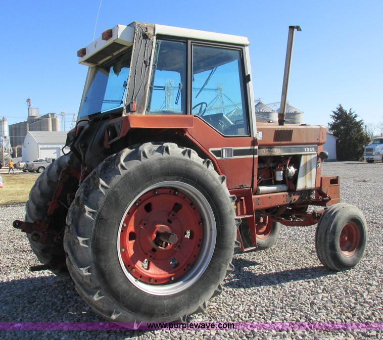 image for item I8802 1977 International 1086 tractor