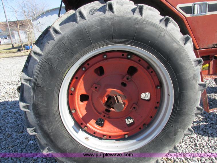 image for item I8802 1977 International 1086 tractor
