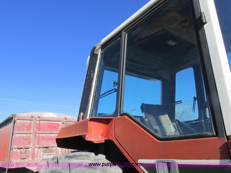 image for item I8802 1977 International 1086 tractor
