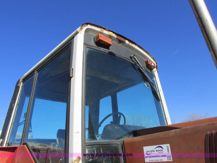 image for item I8802 1977 International 1086 tractor