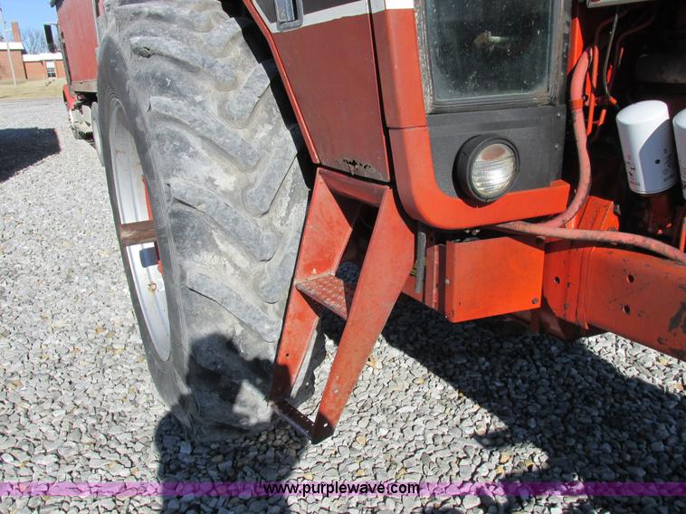 image for item I8802 1977 International 1086 tractor