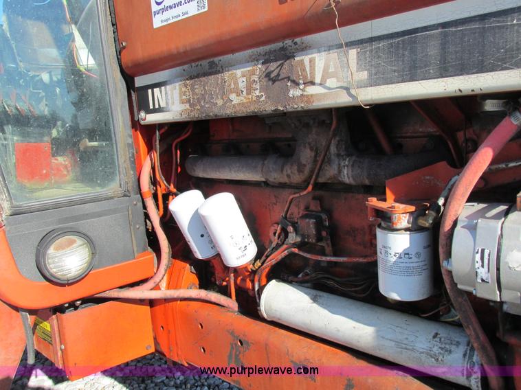 image for item I8802 1977 International 1086 tractor