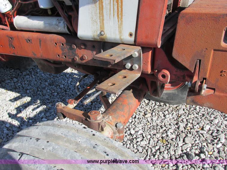 image for item I8802 1977 International 1086 tractor