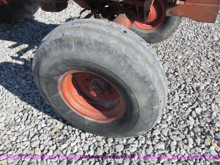 image for item I8802 1977 International 1086 tractor