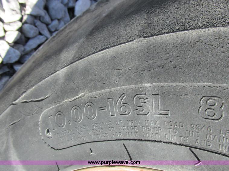 image for item I8802 1977 International 1086 tractor