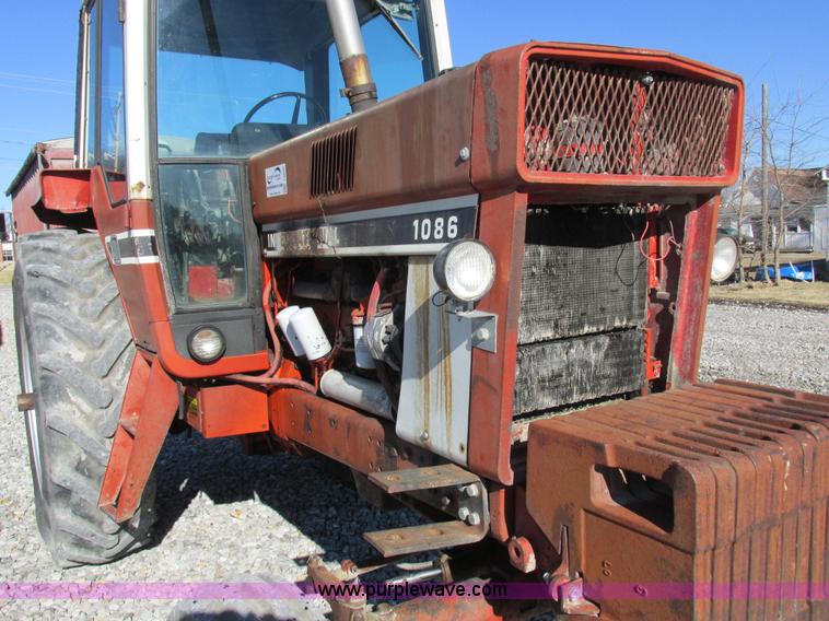 image for item I8802 1977 International 1086 tractor