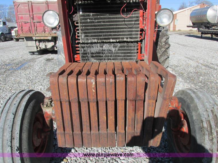 image for item I8802 1977 International 1086 tractor