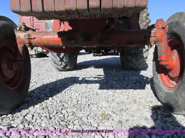 image for item I8802 1977 International 1086 tractor