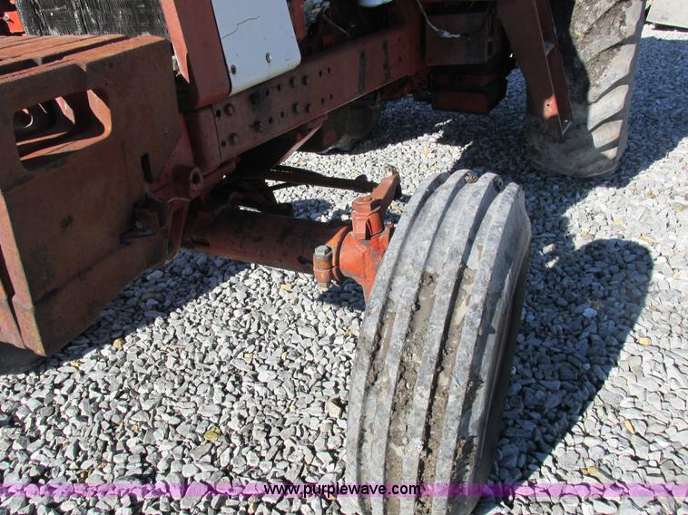 image for item I8802 1977 International 1086 tractor