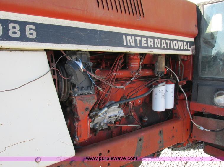 image for item I8802 1977 International 1086 tractor