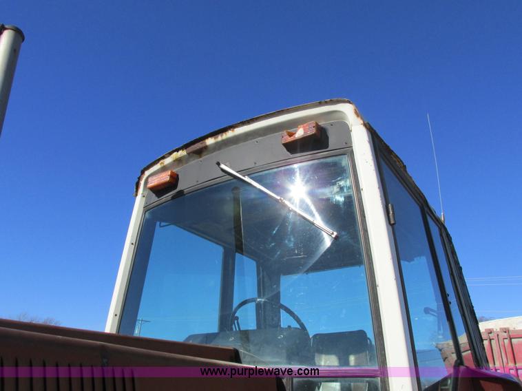 image for item I8802 1977 International 1086 tractor