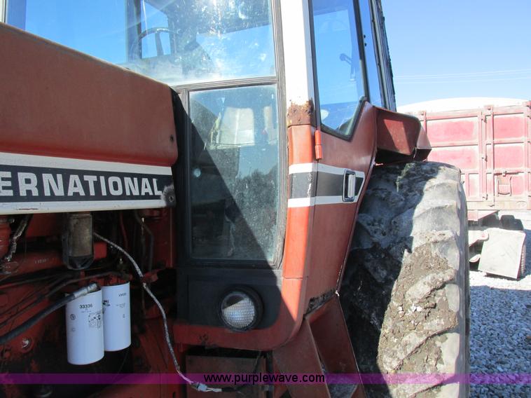image for item I8802 1977 International 1086 tractor