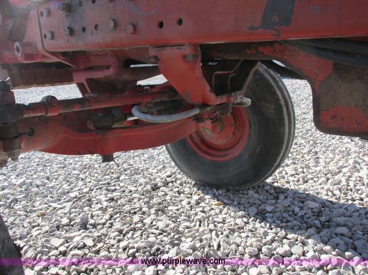 image for item I8802 1977 International 1086 tractor