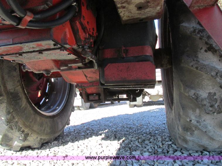 image for item I8802 1977 International 1086 tractor