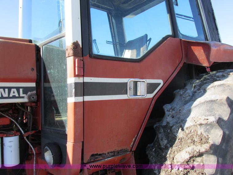 image for item I8802 1977 International 1086 tractor