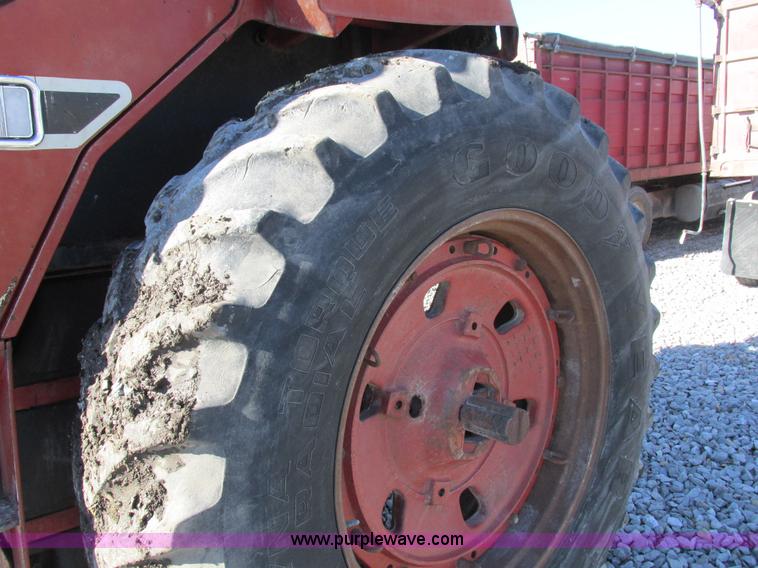 image for item I8802 1977 International 1086 tractor