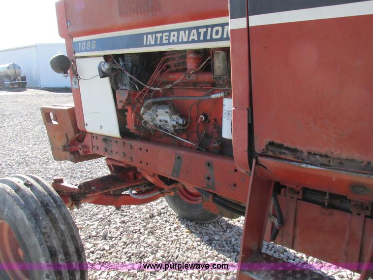 image for item I8802 1977 International 1086 tractor