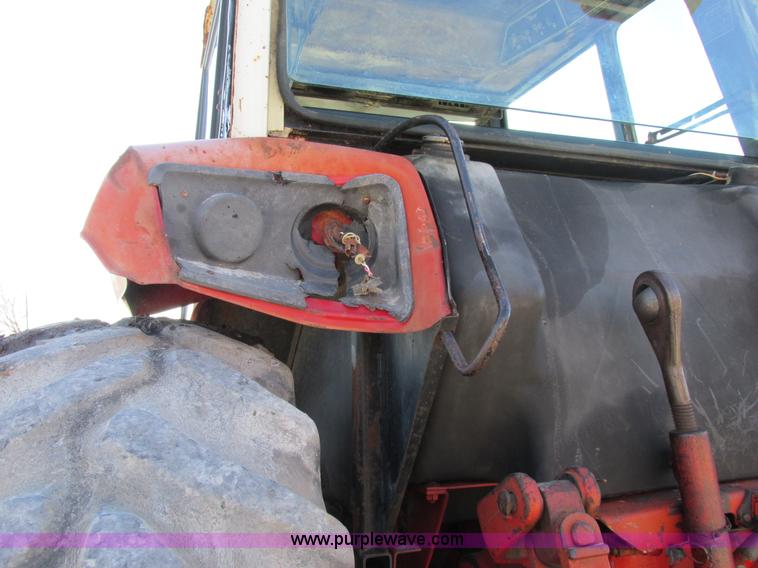 image for item I8802 1977 International 1086 tractor