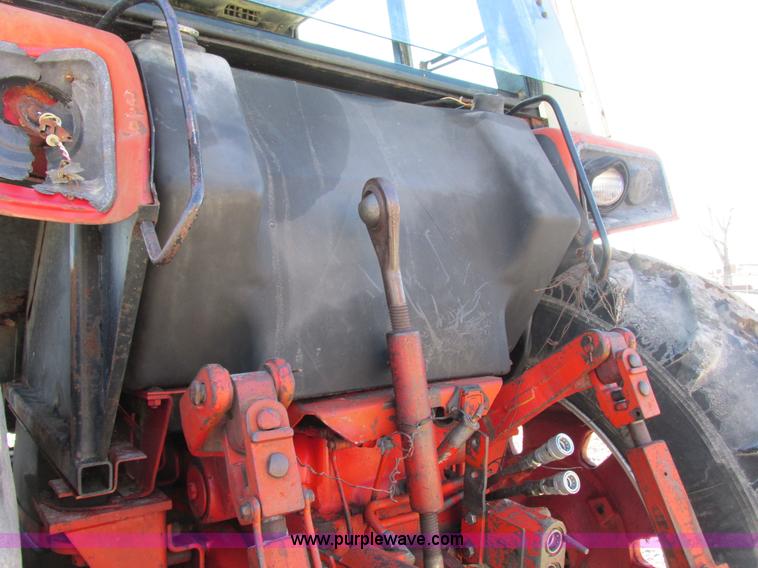 image for item I8802 1977 International 1086 tractor