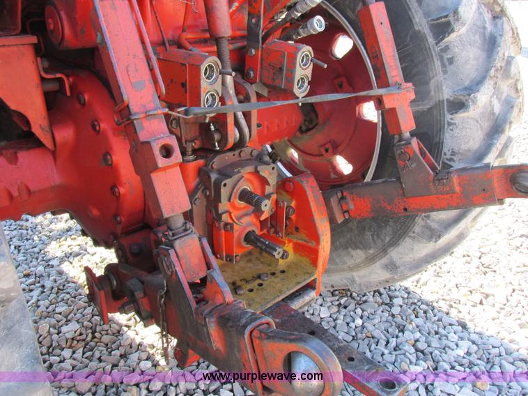 image for item I8802 1977 International 1086 tractor