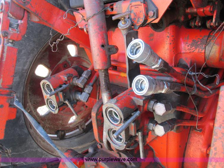 image for item I8802 1977 International 1086 tractor