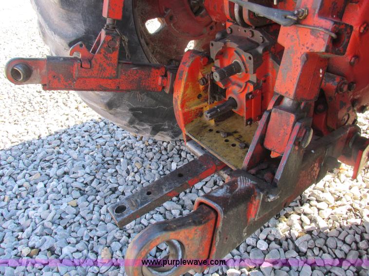 image for item I8802 1977 International 1086 tractor
