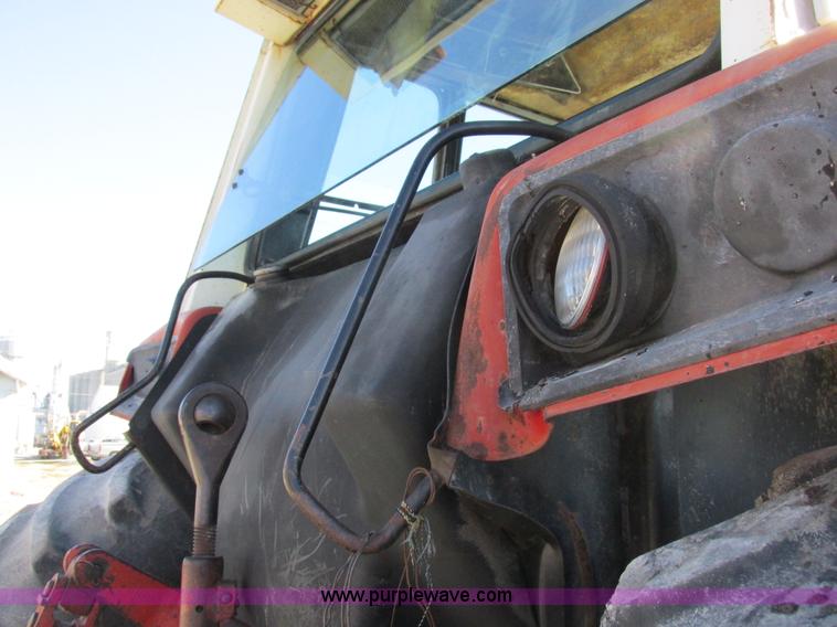 image for item I8802 1977 International 1086 tractor