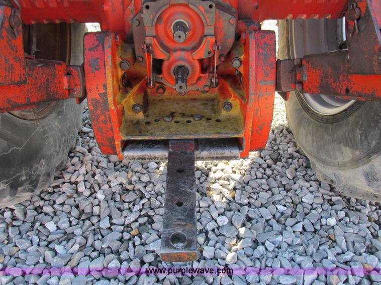 image for item I8802 1977 International 1086 tractor