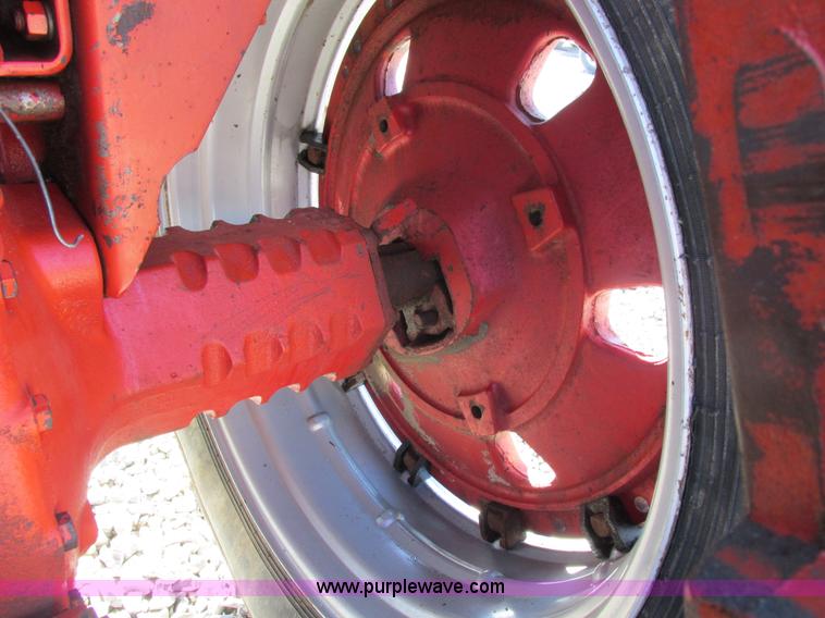 image for item I8802 1977 International 1086 tractor