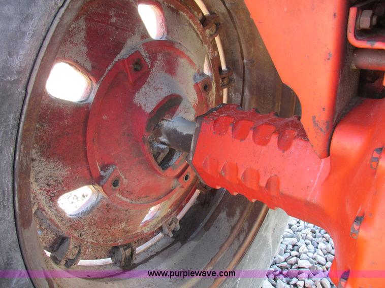 image for item I8802 1977 International 1086 tractor