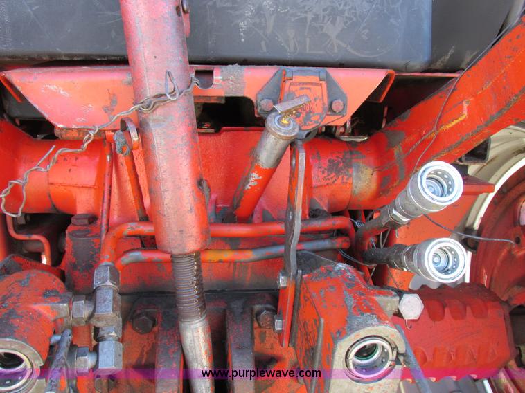 image for item I8802 1977 International 1086 tractor