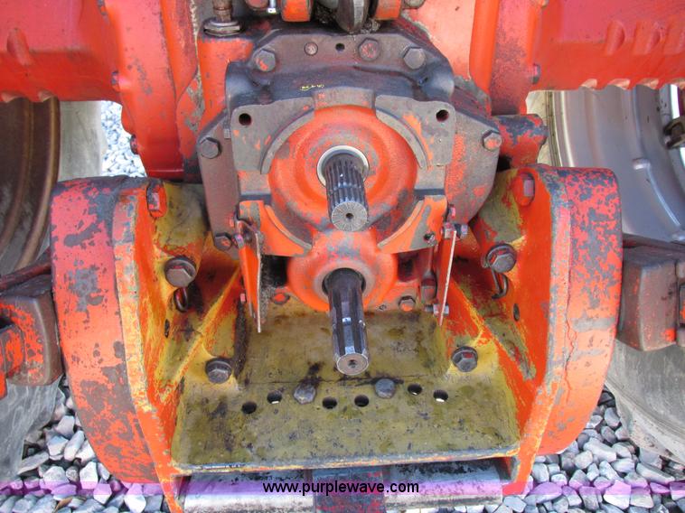 image for item I8802 1977 International 1086 tractor