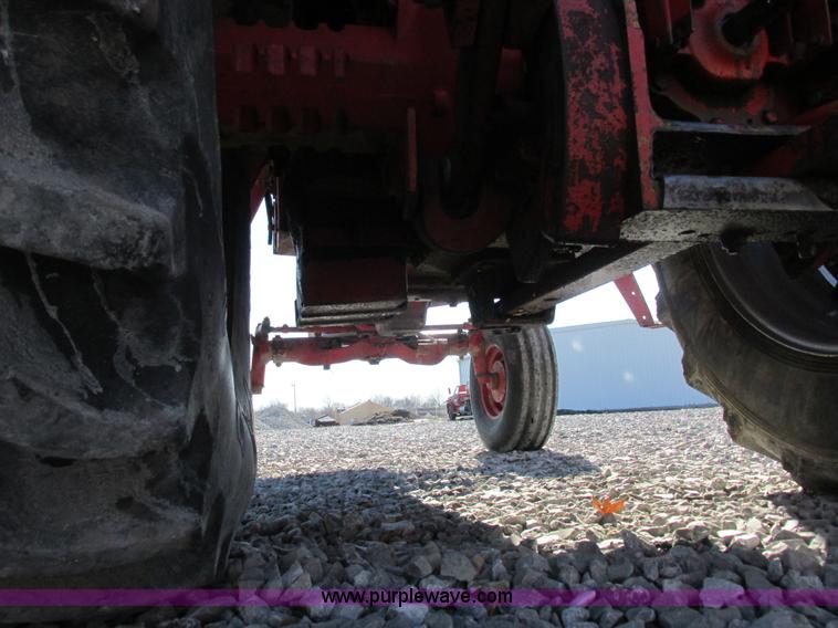 image for item I8802 1977 International 1086 tractor