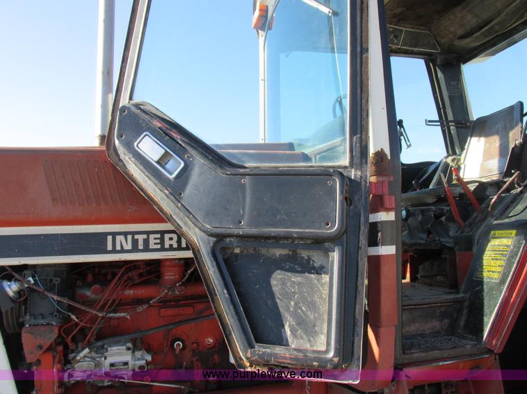 image for item I8802 1977 International 1086 tractor