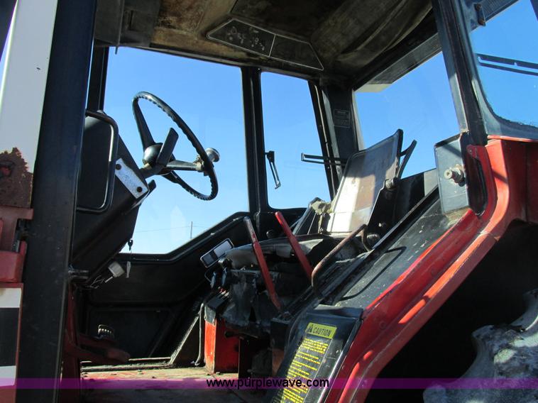 image for item I8802 1977 International 1086 tractor