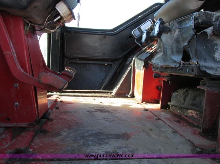 image for item I8802 1977 International 1086 tractor