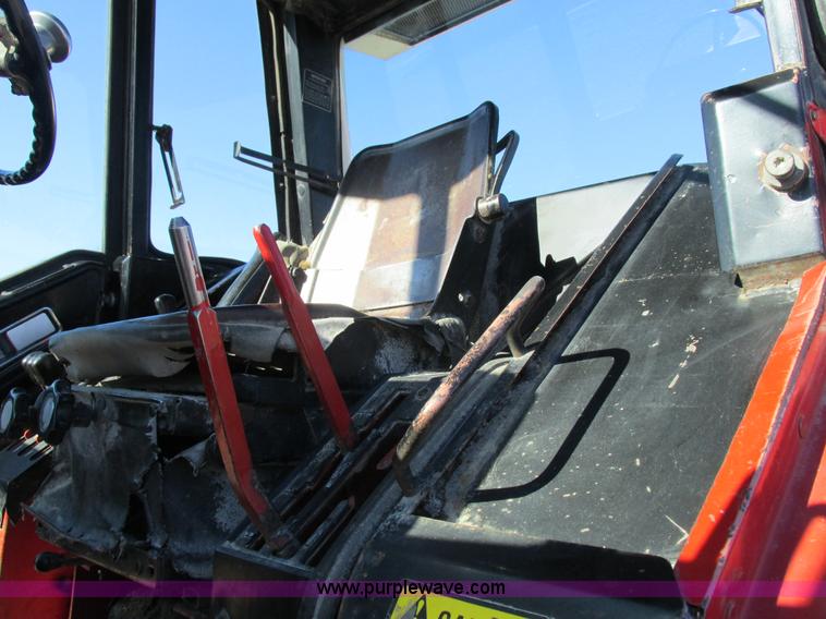 image for item I8802 1977 International 1086 tractor