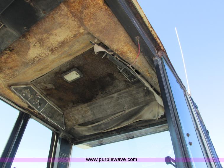 image for item I8802 1977 International 1086 tractor