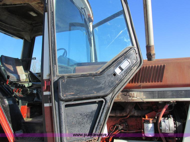 image for item I8802 1977 International 1086 tractor
