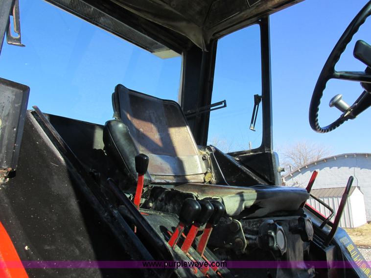 image for item I8802 1977 International 1086 tractor