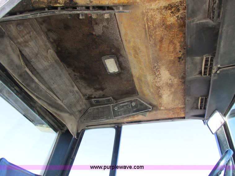 image for item I8802 1977 International 1086 tractor